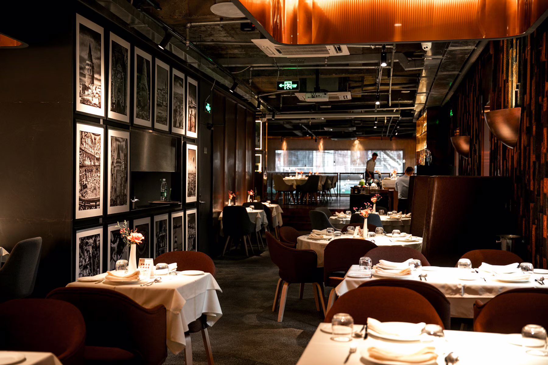 Wieczór restauracyjny, Warszawa — restauracyjne wnętrze łączące komfort i spokojny rytm — perspektywa gościa